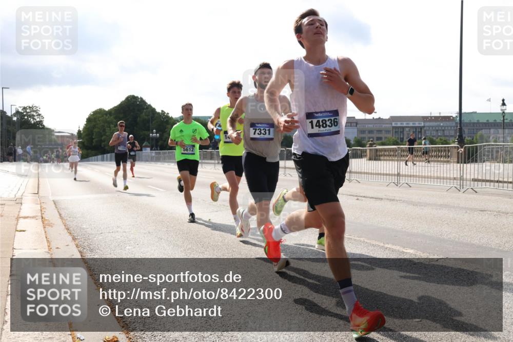 29.06.2025 - hella hamburg halbmarathon Lena Gebhardt http://msf.ph/oto/8422300 29.06.2025 09:42:39 Lombardsbrücke 11220, 5612, 7331, 14836, 2618, 5612, 7331, 7855, 9269, 10468, 11078, 11228, 12360, 13346, 13872, 13913, 14113, 14753, 14836, 15253, 16615, 17614, 18569, 18740, 19041, 19042, 19050, 19076, 19078 meine-sportfotos.de