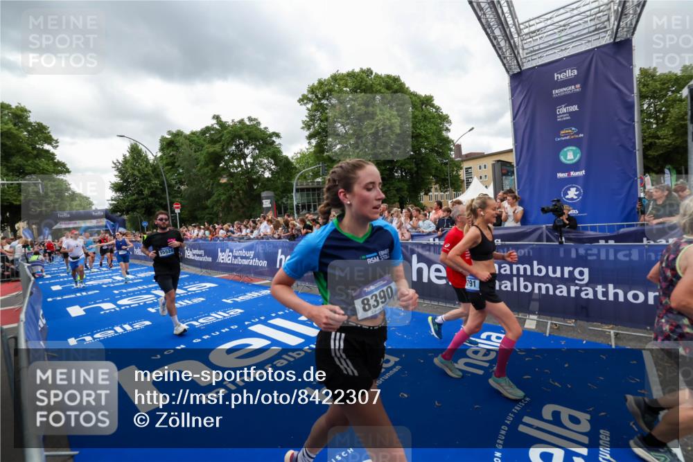29.06.2025 - hella hamburg halbmarathon Zöllner http://msf.ph/oto/8422307 29.06.2025 10:54:17 Ziel 3103, 3177, 3861, 3898, 5638, 6082, 6084, 6443, 7274, 8223, 8390, 9791, 11430, 12213, 13033, 13794, 13803, 15169, 15524, 16527, 16780, 17087 meine-sportfotos.de