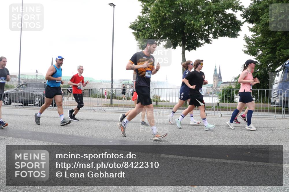 29.06.2025 - hella hamburg halbmarathon Lena Gebhardt http://msf.ph/oto/8422310 29.06.2025 10:52:47 Lombardsbrücke 2528, 1875, 1369, 1826, 2146, 2291, 2362, 2420, 2528, 2701, 2983, 2988, 3140, 3227, 3645, 3787, 4591, 4729, 5360, 6135, 6521, 6671, 7032, 7511, 7681, 7735, 7737, 7812, 8641, 9068, 9070, 9103, 9545, 9731, 10055, 10080, 10296, 10392, 10417, 10568, 10600, 10879, 10928, 10981, 11084, 11297, 11520, 11524, 11919, 12127, 12128, 12546, 12558, 12994, 14009, 14765, 14807, 14977, 14979 meine-sportfotos.de