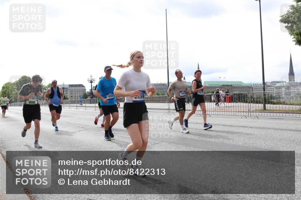 29.06.2025 - hella hamburg halbmarathon Lena Gebhardt http://msf.ph/oto/8422313 29.06.2025 10:27:53 Lombardsbrücke 18626, 18301, 59, 1041, 10413, 1148, 2080, 3389, 4372, 5177, 5285, 5369, 5847, 6214, 6632, 7497, 7764, 7978, 8085, 8215, 9567, 9688, 10158, 10412, 10413, 11256, 11692, 11739, 12500, 12780, 12823, 12842, 13043, 13568, 13678, 13860, 14155, 14206, 15123, 15607, 15608, 16569, 16804, 16838, 17427, 17791, 18012, 18301, 18626, 18766 meine-sportfotos.de