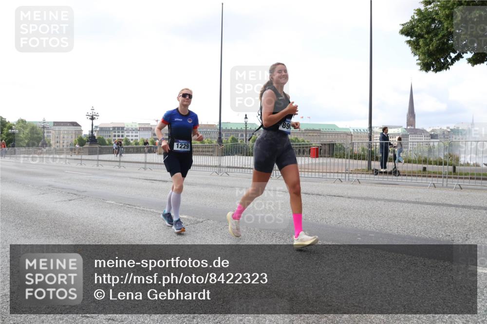 29.06.2025 - hella hamburg halbmarathon Lena Gebhardt http://msf.ph/oto/8422323 29.06.2025 10:05:58 Lombardsbrücke 1229, 89, 1229, 1448, 1830, 1842, 1936, 2471, 2540, 2624, 3062, 3461, 3929, 4169, 4542, 4782, 5431, 5762, 6014, 7138, 7741, 8051, 8316, 8894, 8909, 9339, 9361, 9477, 9736, 9737, 9738, 9917, 10343, 10781, 10791, 10998, 11958, 13042, 13054, 13481, 14369, 14465, 14642, 14987, 15229, 15766, 15772, 16441, 16687, 17239, 17731, 17740, 17746, 17885, 18768, 18857, 18966, 18973, 19248 meine-sportfotos.de