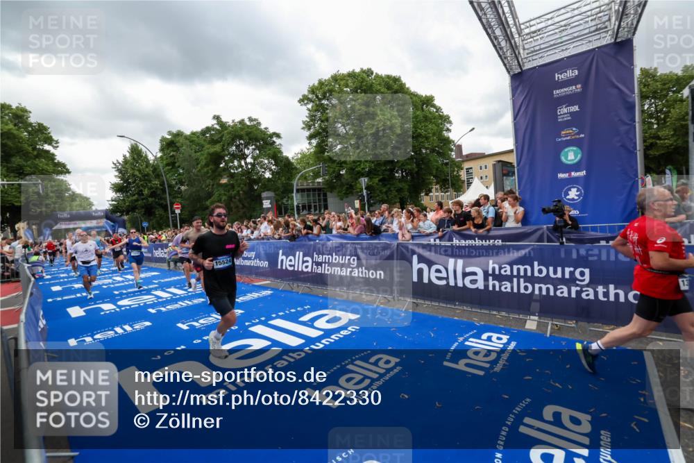 29.06.2025 - hella hamburg halbmarathon Zöllner http://msf.ph/oto/8422330 29.06.2025 10:54:17 Ziel 3103, 3177, 3861, 3898, 5638, 6082, 6084, 6443, 7274, 8223, 8390, 9791, 11430, 12213, 13033, 13794, 13803, 15169, 15524, 16527, 16780, 17087 meine-sportfotos.de