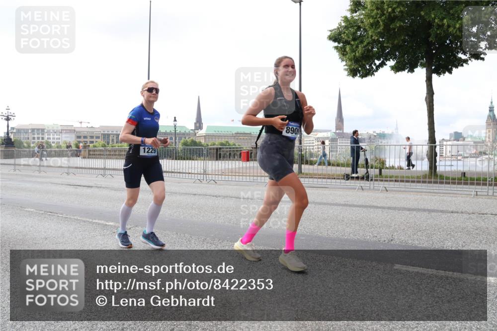 29.06.2025 - hella hamburg halbmarathon Lena Gebhardt http://msf.ph/oto/8422353 29.06.2025 10:05:58 Lombardsbrücke 1229, 8909, 1229, 1448, 1830, 1842, 1936, 2471, 2540, 2624, 3062, 3461, 3929, 4169, 4542, 4782, 5431, 5762, 6014, 7138, 7741, 8051, 8316, 8894, 8909, 9339, 9361, 9477, 9736, 9737, 9738, 9917, 10343, 10781, 10791, 10998, 11958, 13042, 13054, 13481, 14369, 14465, 14642, 14987, 15229, 15766, 15772, 16441, 16687, 17239, 17731, 17740, 17746, 17885, 18768, 18857, 18966, 18973, 19248 meine-sportfotos.de