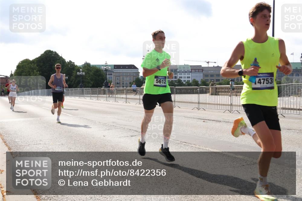 29.06.2025 - hella hamburg halbmarathon Lena Gebhardt http://msf.ph/oto/8422356 29.06.2025 09:42:40 Lombardsbrücke 19076, 11228, 5612, 4753, 2618, 5612, 7331, 7855, 9269, 10468, 11078, 11228, 12360, 13346, 13872, 13913, 14113, 14753, 14836, 15253, 16615, 17614, 18569, 18740, 19041, 19042, 19050, 19076, 19078 meine-sportfotos.de