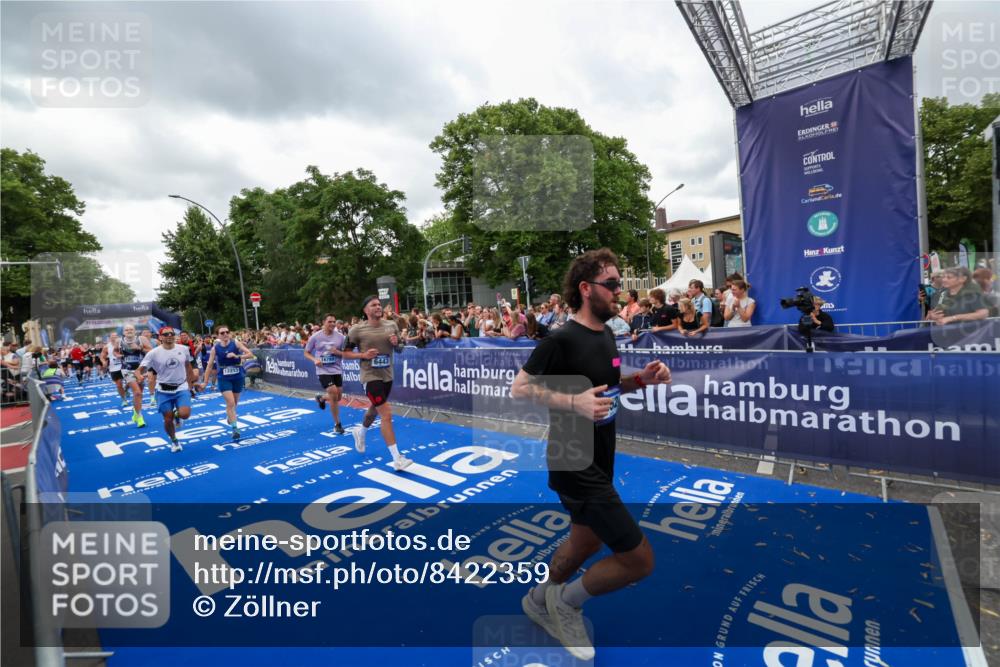 29.06.2025 - hella hamburg halbmarathon Zöllner http://msf.ph/oto/8422359 29.06.2025 10:54:18 Ziel 3103, 3177, 3861, 3898, 6082, 6084, 6443, 7274, 8223, 9791, 11430, 12213, 13033, 13794, 13803, 15169, 15524, 16527, 16574, 16750, 16780, 17087 meine-sportfotos.de