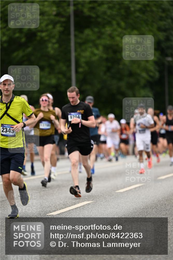 29.06.2025 - hella hamburg halbmarathon Dr. Thomas Lammeyer http://msf.ph/oto/8422363 29.06.2025 10:48:11 Kennedybrücke 1816, 2258, 2343, 2361, 3597, 4636, 4866, 5001, 5192, 5201, 5214, 5649, 5720, 5902, 5905, 6012, 6096, 6334, 6931, 7197, 7205, 8504, 9704, 10006, 10097, 10202, 11279 meine-sportfotos.de