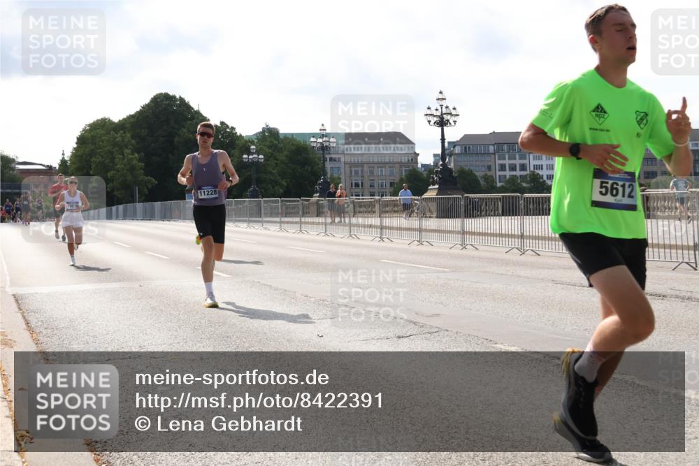 29.06.2025 - hella hamburg halbmarathon Lena Gebhardt http://msf.ph/oto/8422391 29.06.2025 09:42:40 Lombardsbrücke 19070, 11228, 5612, 2618, 5612, 7331, 7855, 9269, 10468, 11078, 11228, 12360, 13346, 13872, 13913, 14113, 14753, 14836, 15253, 16615, 17614, 18569, 18740, 19041, 19042, 19050, 19076, 19078 meine-sportfotos.de