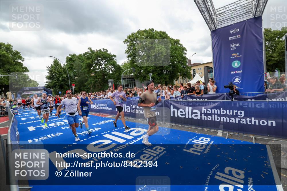 29.06.2025 - hella hamburg halbmarathon Zöllner http://msf.ph/oto/8422394 29.06.2025 10:54:19 Ziel 3103, 3177, 3861, 3898, 6082, 6084, 6443, 7274, 8223, 11430, 12213, 13033, 13803, 15169, 15524, 16527, 16574, 16750, 16780, 16879, 17087 meine-sportfotos.de