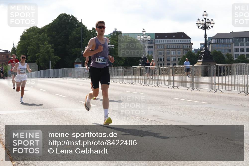 29.06.2025 - hella hamburg halbmarathon Lena Gebhardt http://msf.ph/oto/8422406 29.06.2025 09:42:40 Lombardsbrücke 19076, 11228, 2618, 5612, 7331, 7855, 9269, 10468, 11078, 11228, 12360, 13346, 13872, 13913, 14113, 14753, 14836, 15253, 16615, 17614, 18569, 18740, 19041, 19042, 19050, 19076, 19078 meine-sportfotos.de