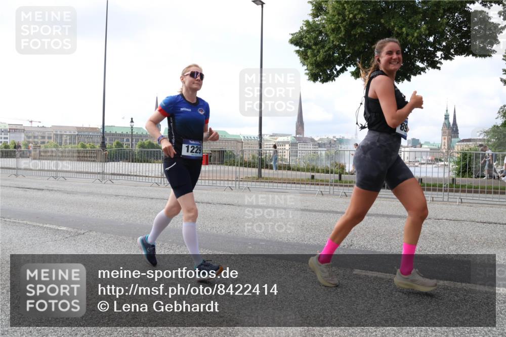 29.06.2025 - hella hamburg halbmarathon Lena Gebhardt http://msf.ph/oto/8422414 29.06.2025 10:05:58 Lombardsbrücke 1229, 89, 1229, 1448, 1830, 1842, 1936, 2471, 2540, 2624, 3062, 3461, 3929, 4169, 4542, 4782, 5431, 5762, 6014, 7138, 7741, 8051, 8316, 8894, 8909, 9339, 9361, 9477, 9736, 9737, 9738, 9917, 10343, 10781, 10791, 10998, 11958, 13042, 13054, 13481, 14369, 14465, 14642, 14987, 15229, 15766, 15772, 16441, 16687, 17239, 17731, 17740, 17746, 17885, 18768, 18857, 18966, 18973, 19248 meine-sportfotos.de