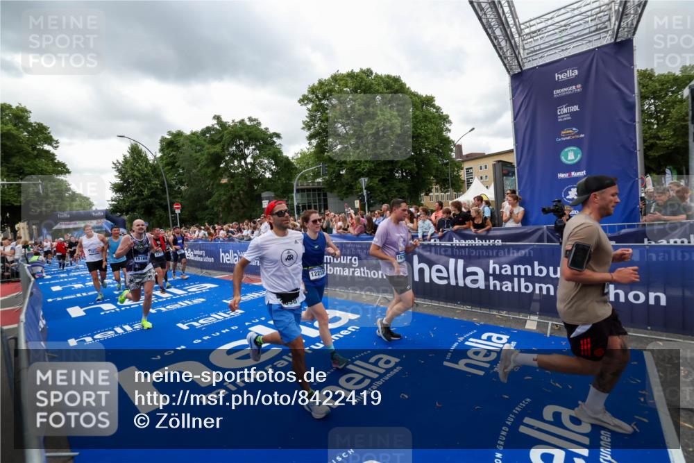 29.06.2025 - hella hamburg halbmarathon Zöllner http://msf.ph/oto/8422419 29.06.2025 10:54:19 Ziel 3103, 3177, 3861, 3898, 6082, 6084, 6443, 7274, 8223, 11430, 12213, 13033, 13803, 15169, 15524, 16527, 16574, 16750, 16780, 16879, 17087 meine-sportfotos.de