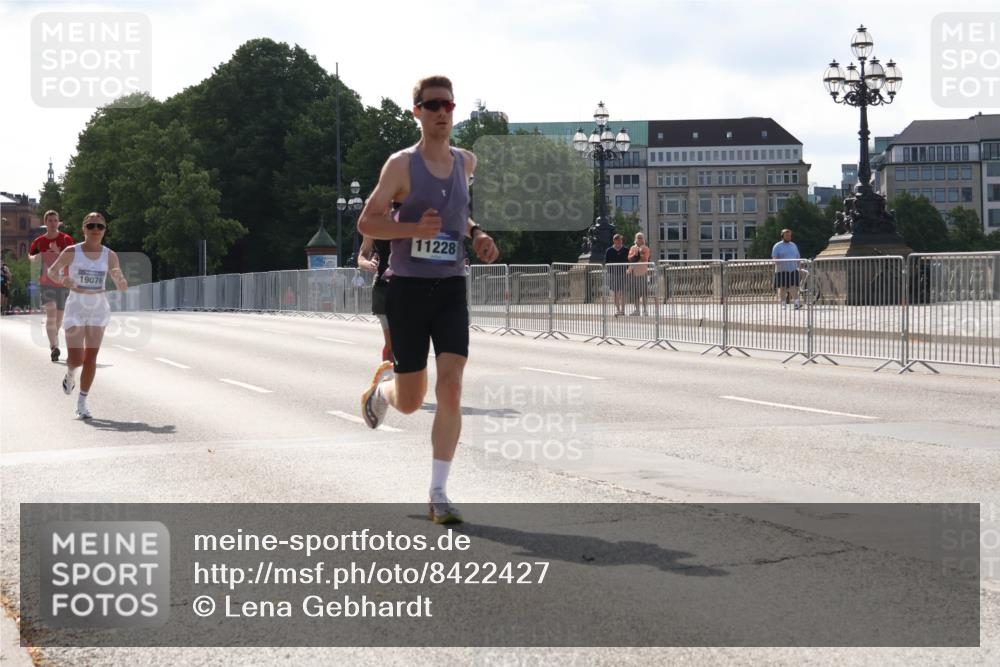 29.06.2025 - hella hamburg halbmarathon Lena Gebhardt http://msf.ph/oto/8422427 29.06.2025 09:42:40 Lombardsbrücke 19076, 11228, 2618, 5612, 7331, 7855, 9269, 10468, 11078, 11228, 12360, 13346, 13872, 13913, 14113, 14753, 14836, 15253, 16615, 17614, 18569, 18740, 19041, 19042, 19050, 19076, 19078 meine-sportfotos.de