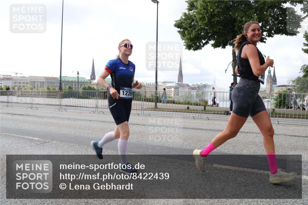 29.06.2025 - hella hamburg halbmarathon Lena Gebhardt http://msf.ph/oto/8422439 29.06.2025 10:05:58 Lombardsbrücke 1229, 89, 1229, 1448, 1830, 1842, 1936, 2471, 2540, 2624, 3062, 3461, 3929, 4169, 4542, 4782, 5431, 5762, 6014, 7138, 7741, 8051, 8316, 8894, 8909, 9339, 9361, 9477, 9736, 9737, 9738, 9917, 10343, 10781, 10791, 10998, 11958, 13042, 13054, 13481, 14369, 14465, 14642, 14987, 15229, 15766, 15772, 16441, 16687, 17239, 17731, 17740, 17746, 17885, 18768, 18857, 18966, 18973, 19248 meine-sportfotos.de
