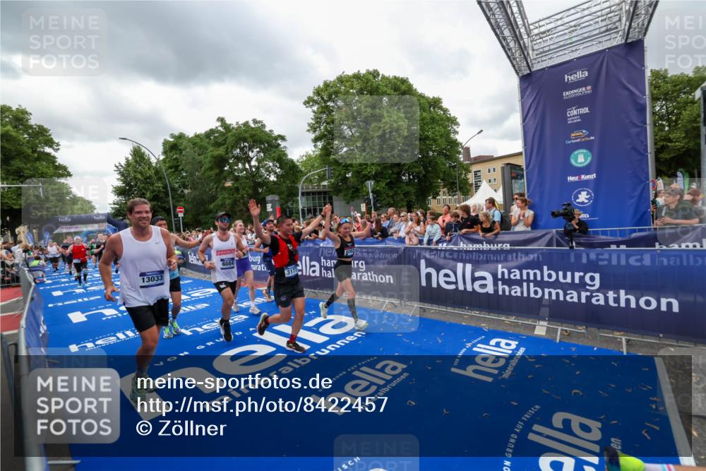 29.06.2025 - hella hamburg halbmarathon Zöllner http://msf.ph/oto/8422457 29.06.2025 10:54:21 Ziel 1267, 3103, 3177, 3861, 6082, 6084, 6512, 7274, 8223, 11430, 13033, 13289, 13803, 15169, 15946, 16527, 16574, 16750, 16879, 17087, 17698, 18268 meine-sportfotos.de