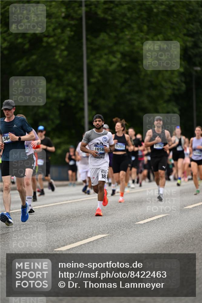 29.06.2025 - hella hamburg halbmarathon Dr. Thomas Lammeyer http://msf.ph/oto/8422463 29.06.2025 10:48:14 Kennedybrücke 1816, 2258, 2343, 2361, 3597, 4636, 4866, 5001, 5192, 5201, 5214, 5649, 5720, 5902, 5905, 6012, 6096, 6226, 6334, 6931, 7197, 7205, 8504, 9704, 9879, 10006, 10097, 10220, 11093, 11279 meine-sportfotos.de
