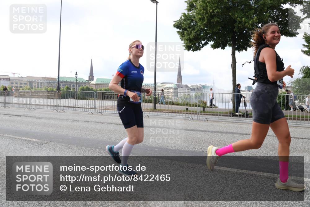 29.06.2025 - hella hamburg halbmarathon Lena Gebhardt http://msf.ph/oto/8422465 29.06.2025 10:05:58 Lombardsbrücke 1229, 1448, 1830, 1842, 1936, 2471, 2540, 2624, 3062, 3461, 3929, 4169, 4542, 4782, 5431, 5762, 6014, 7138, 7741, 8051, 8316, 8894, 8909, 9339, 9361, 9477, 9736, 9737, 9738, 9917, 10343, 10781, 10791, 10998, 11958, 13042, 13054, 13481, 14369, 14465, 14642, 14987, 15229, 15766, 15772, 16441, 16687, 17239, 17731, 17740, 17746, 17885, 18768, 18857, 18966, 18973, 19248 meine-sportfotos.de