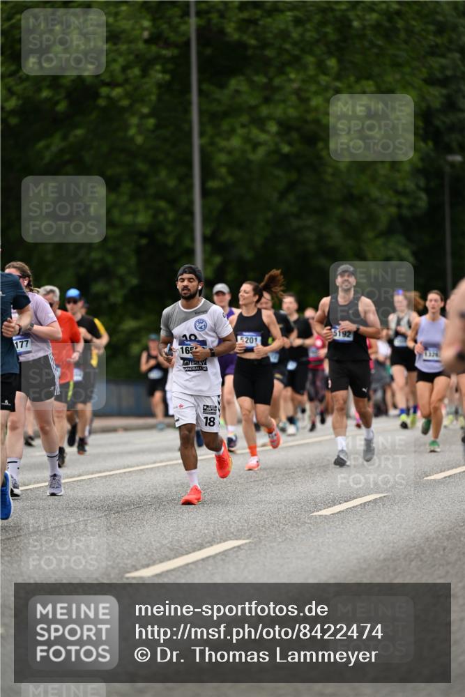 29.06.2025 - hella hamburg halbmarathon Dr. Thomas Lammeyer http://msf.ph/oto/8422474 29.06.2025 10:48:14 Kennedybrücke 1816, 2258, 2343, 2361, 3597, 4636, 4866, 5001, 5192, 5201, 5214, 5649, 5720, 5902, 5905, 6012, 6096, 6226, 6334, 6931, 7197, 7205, 8504, 9704, 9879, 10006, 10097, 10220, 11093, 11279 meine-sportfotos.de