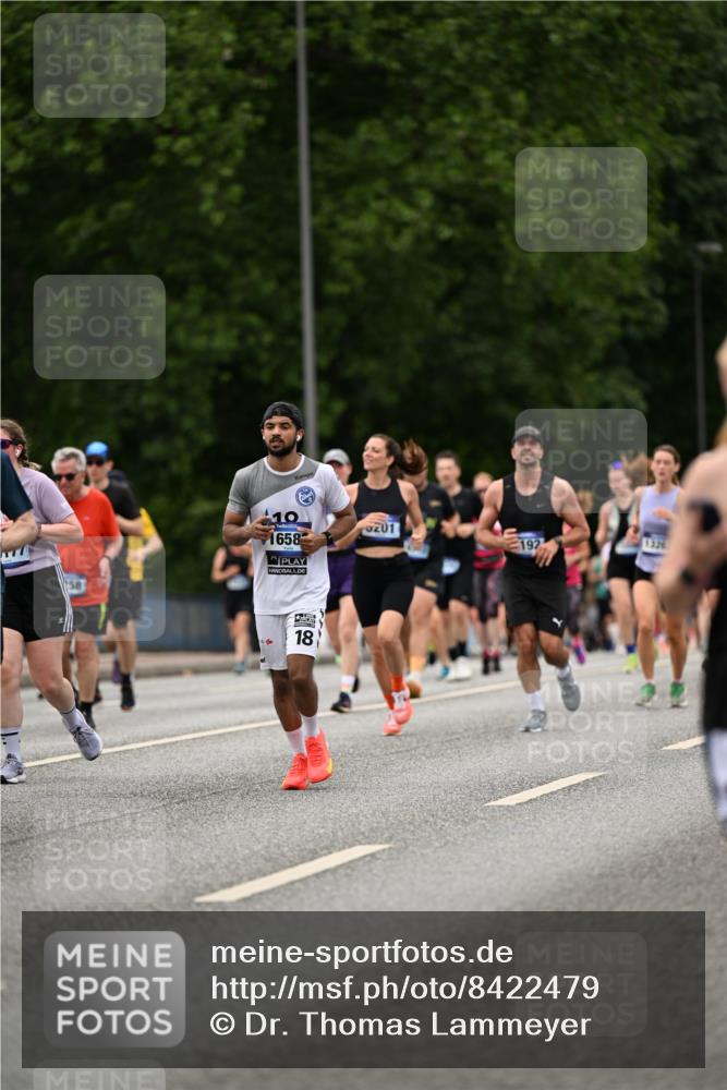 29.06.2025 - hella hamburg halbmarathon Dr. Thomas Lammeyer http://msf.ph/oto/8422479 29.06.2025 10:48:14 Kennedybrücke 1816, 2258, 2343, 2361, 3597, 4636, 4866, 5001, 5192, 5201, 5214, 5649, 5720, 5902, 5905, 6012, 6096, 6226, 6334, 6931, 7197, 7205, 8504, 9704, 9879, 10006, 10097, 10220, 11093, 11279 meine-sportfotos.de