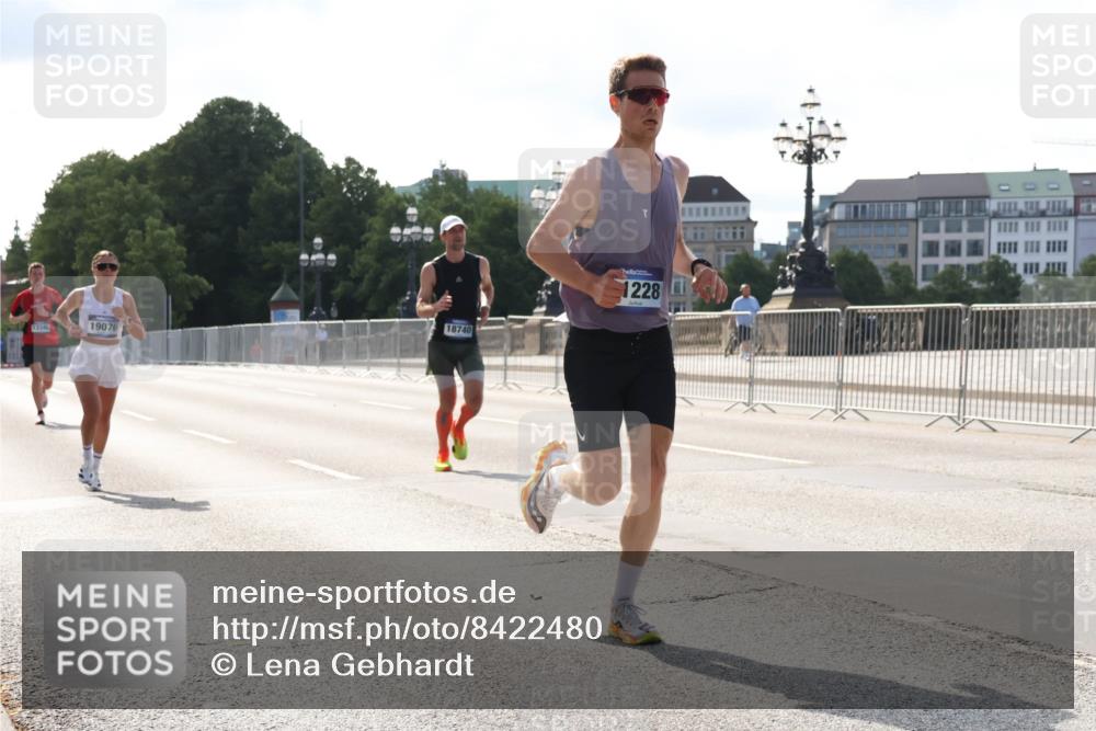 29.06.2025 - hella hamburg halbmarathon Lena Gebhardt http://msf.ph/oto/8422480 29.06.2025 09:42:41 Lombardsbrücke 13346, 19076, 18740, 1228, 2618, 5612, 7331, 7855, 9269, 10468, 11078, 11228, 12360, 13346, 13872, 13913, 14113, 14753, 14836, 15253, 16615, 17614, 18569, 18740, 19041, 19042, 19050, 19076, 19078 meine-sportfotos.de