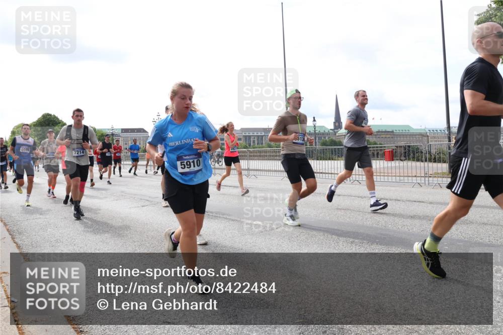 29.06.2025 - hella hamburg halbmarathon Lena Gebhardt http://msf.ph/oto/8422484 29.06.2025 10:18:46 Lombardsbrücke 5049, 18336, 7214, 5910, 5138, 1234, 1349, 1521, 1820, 2096, 2335, 2703, 2781, 2821, 3026, 3105, 3118, 3202, 3529, 3591, 3592, 3631, 4123, 4383, 4710, 4718, 4802, 4845, 5049, 5264, 5266, 5323, 5834, 5909, 5910, 6194, 6332, 6413, 6533, 6736, 7051, 7121, 7160, 7214, 7252, 7454, 8341, 8665, 8780, 9222, 9270, 9272, 9276, 9505, 9549, 9586, 9658, 9748, 9756, 9757, 9834, 10037, 10172, 10467, 10502, 10659, 10687, 10816, 12541, 12548, 12552, 12703, 13341 meine-sportfotos.de