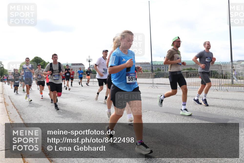 29.06.2025 - hella hamburg halbmarathon Lena Gebhardt http://msf.ph/oto/8422498 29.06.2025 10:18:46 Lombardsbrücke 5049, 18456, 18336, 7214, 5910, 14247, 1234, 1349, 1521, 1820, 2096, 2335, 2703, 2781, 2821, 3026, 3105, 3118, 3202, 3529, 3591, 3592, 3631, 4123, 4383, 4710, 4718, 4802, 4845, 5049, 5264, 5266, 5323, 5834, 5909, 5910, 6194, 6332, 6413, 6533, 6736, 7051, 7121, 7160, 7214, 7252, 7454, 8341, 8665, 8780, 9222, 9270, 9272, 9276, 9505, 9549, 9586, 9658, 9748, 9756, 9757, 9834, 10037, 10172, 10467, 10502, 10659, 10687, 10816, 12541, 12548, 12552, 12703, 13341 meine-sportfotos.de