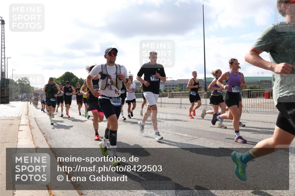 29.06.2025 - hella hamburg halbmarathon Lena Gebhardt http://msf.ph/oto/8422503 29.06.2025 09:51:58 Lombardsbrücke 10691, 7185, 17016, 1057, 1312, 1353, 1520, 1569, 1570, 1604, 1631, 1763, 1903, 2653, 2880, 3437, 3697, 4297, 4634, 4843, 4865, 4991, 5014, 5047, 5129, 5231, 5336, 5375, 5410, 5690, 5987, 6373, 6490, 6700, 6705, 6711, 6770, 7092, 7105, 7185, 7363, 7710, 8074, 8346, 8359, 8564, 8871, 8900, 9114, 9358, 9364, 9547, 9659, 10319, 10375, 10480, 10669, 10691, 10934, 10978, 11021, 11417, 11714, 11821, 12438, 12623, 12711 meine-sportfotos.de