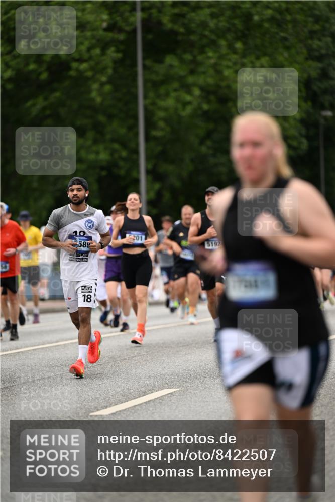 29.06.2025 - hella hamburg halbmarathon Dr. Thomas Lammeyer http://msf.ph/oto/8422507 29.06.2025 10:48:15 Kennedybrücke 1816, 2258, 2343, 2361, 3597, 4636, 4866, 5001, 5192, 5201, 5214, 5649, 5902, 5905, 6012, 6096, 6226, 6334, 6931, 7197, 7205, 8504, 9704, 9879, 10006, 10097, 10220, 11093, 11279 meine-sportfotos.de