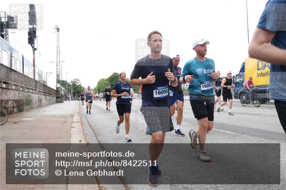 29.06.2025 - hella hamburg halbmarathon Lena Gebhardt http://msf.ph/oto/8422511 29.06.2025 10:52:50 Lombardsbrücke 4827, 16056, 63, 16053, 1369, 1826, 2146, 2291, 2362, 2420, 2528, 2701, 2983, 2988, 3140, 3227, 3787, 4591, 4729, 5360, 6135, 6521, 6671, 7032, 7511, 7681, 7735, 7737, 7812, 8641, 9068, 9070, 9103, 9545, 9731, 10055, 10080, 10392, 10417, 10568, 10600, 10661, 10879, 10928, 10981, 11084, 11297, 11520, 11524, 11919, 12127, 12128, 12546, 12994, 13489, 14009, 14765, 14807, 14977, 14979, 16137 meine-sportfotos.de