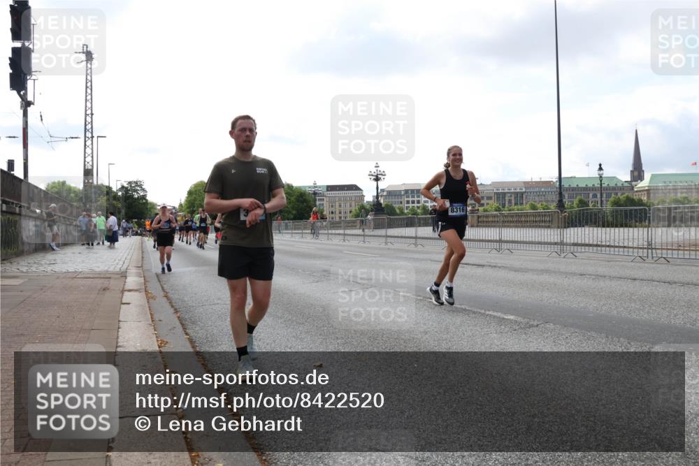 29.06.2025 - hella hamburg halbmarathon Lena Gebhardt http://msf.ph/oto/8422520 29.06.2025 10:06:00 Lombardsbrücke 22, 8316, 4, 1229, 1448, 1830, 1842, 2471, 2540, 2624, 3062, 3461, 3929, 4169, 4542, 4782, 4868, 5431, 5762, 6014, 6314, 7138, 7741, 8051, 8316, 8894, 8909, 9339, 9361, 9477, 9736, 9737, 9738, 9917, 10781, 10791, 10998, 11958, 13042, 13054, 13481, 14369, 14987, 15145, 15229, 15766, 15772, 16441, 16687, 17239, 17731, 17740, 17746, 17885, 18768, 18857, 18966, 18973, 19248 meine-sportfotos.de