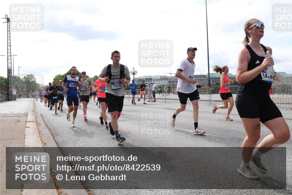 29.06.2025 - hella hamburg halbmarathon Lena Gebhardt http://msf.ph/oto/8422539 29.06.2025 10:18:47 Lombardsbrücke 14553, 5049, 18336, 1824, 7214, 10, 1410, 1234, 1349, 1521, 1820, 2096, 2335, 2703, 2781, 2802, 2821, 3026, 3105, 3118, 3202, 3529, 3591, 3592, 3631, 4123, 4383, 4718, 4802, 4845, 5049, 5264, 5266, 5323, 5834, 5909, 5910, 6194, 6249, 6332, 6413, 6533, 6736, 7051, 7121, 7160, 7214, 7252, 7454, 8341, 8665, 8780, 9222, 9270, 9272, 9276, 9505, 9549, 9586, 9658, 9748, 9756, 9757, 9834, 10037, 10172, 10467, 10502, 10659, 10687, 10816, 12541, 12548, 12552, 12703, 13341 meine-sportfotos.de