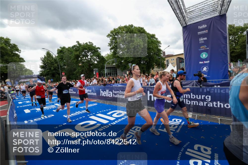 29.06.2025 - hella hamburg halbmarathon Zöllner http://msf.ph/oto/8422542 29.06.2025 10:54:23 Ziel 1267, 1442, 3103, 3177, 3861, 4635, 6082, 6084, 6511, 6512, 7274, 8223, 8772, 11430, 12362, 13033, 13289, 13803, 15946, 16527, 16574, 16750, 16879, 17087, 17698, 18268 meine-sportfotos.de