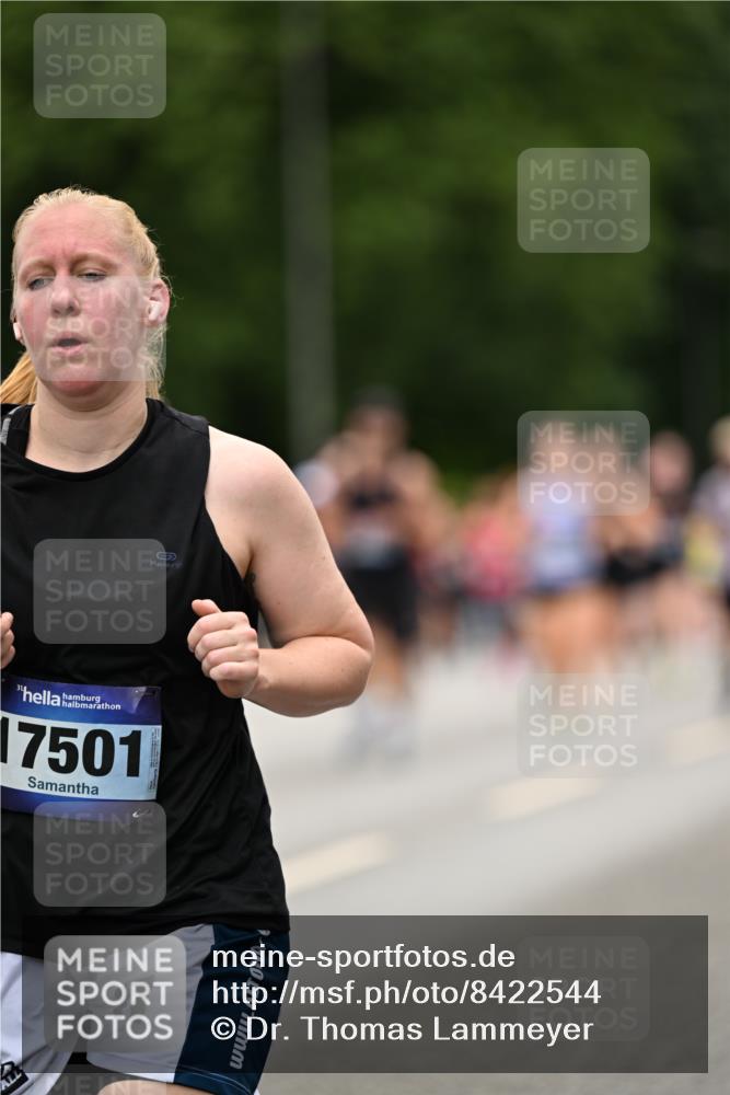 29.06.2025 - hella hamburg halbmarathon Dr. Thomas Lammeyer http://msf.ph/oto/8422544 29.06.2025 10:48:16 Kennedybrücke 1400, 1816, 2258, 2343, 2361, 3597, 4636, 4866, 5001, 5192, 5201, 5214, 5649, 5902, 5905, 6096, 6226, 6334, 6931, 7197, 7205, 8504, 9704, 9879, 10006, 10097, 10220, 11093, 11279 meine-sportfotos.de