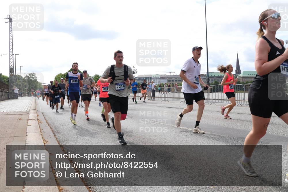 29.06.2025 - hella hamburg halbmarathon Lena Gebhardt http://msf.ph/oto/8422554 29.06.2025 10:18:47 Lombardsbrücke 5049, 18330, 1824, 7214, 1845, 1476, 1234, 1349, 1521, 1820, 2096, 2335, 2703, 2781, 2802, 2821, 3026, 3105, 3118, 3202, 3529, 3591, 3592, 3631, 4123, 4383, 4718, 4802, 4845, 5049, 5264, 5266, 5323, 5834, 5909, 5910, 6194, 6249, 6332, 6413, 6533, 6736, 7051, 7121, 7160, 7214, 7252, 7454, 8341, 8665, 8780, 9222, 9270, 9272, 9276, 9505, 9549, 9586, 9658, 9748, 9756, 9757, 9834, 10037, 10172, 10467, 10502, 10659, 10687, 10816, 12541, 12548, 12552, 12703, 13341 meine-sportfotos.de