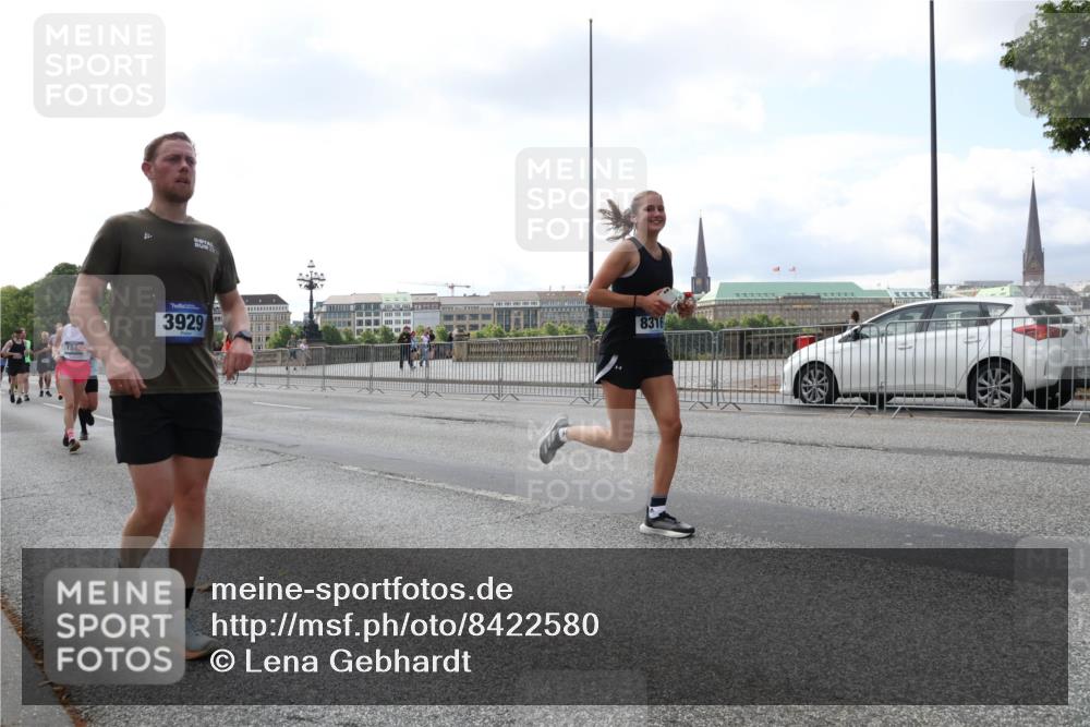 29.06.2025 - hella hamburg halbmarathon Lena Gebhardt http://msf.ph/oto/8422580 29.06.2025 10:06:01 Lombardsbrücke 184, 3929, 8316, 1229, 1448, 1830, 1842, 2471, 2540, 2624, 3062, 3461, 3929, 4169, 4542, 4782, 4868, 5431, 5762, 6014, 6314, 7138, 7741, 8051, 8316, 8894, 8909, 9339, 9361, 9477, 9736, 9737, 9738, 9917, 10781, 10791, 10998, 11958, 13042, 13054, 13481, 14369, 14987, 15145, 15229, 15537, 15766, 15772, 16441, 16687, 17239, 17731, 17740, 17746, 17885, 18768, 18857, 18966, 18973, 19248 meine-sportfotos.de