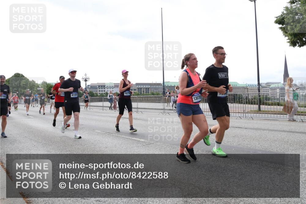 29.06.2025 - hella hamburg halbmarathon Lena Gebhardt http://msf.ph/oto/8422588 29.06.2025 10:43:01 Lombardsbrücke 5168, 245, 4105, 16279, 3764, 13070, 1149, 1467, 1656, 1788, 1816, 1964, 1994, 2103, 2158, 2267, 2361, 2401, 2450, 2509, 2538, 2940, 2941, 2971, 3074, 3283, 3378, 3518, 3638, 3764, 3874, 4056, 4092, 4105, 4177, 4302, 4334, 4385, 4680, 4778, 5067, 5268, 5417, 5610, 5755, 5967, 6120, 6764, 7043, 7461, 7513, 7872, 8161, 8184, 8435, 8529, 8795, 8991, 9072, 9304, 9378, 9644, 9976, 10008, 10180, 10454, 10697, 11142, 11710, 12151, 12441, 13049, 13241 meine-sportfotos.de