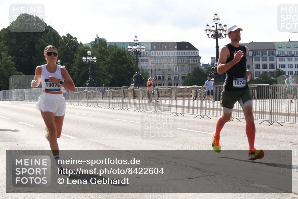 29.06.2025 - hella hamburg halbmarathon Lena Gebhardt http://msf.ph/oto/8422604 29.06.2025 09:42:43 Lombardsbrücke 19076, 18740, 2618, 5612, 7331, 7855, 9269, 10468, 11078, 11228, 12360, 12529, 12992, 13346, 13872, 13913, 14113, 14753, 14836, 15253, 16615, 17614, 18569, 18740, 19041, 19042, 19050, 19076, 19078 meine-sportfotos.de