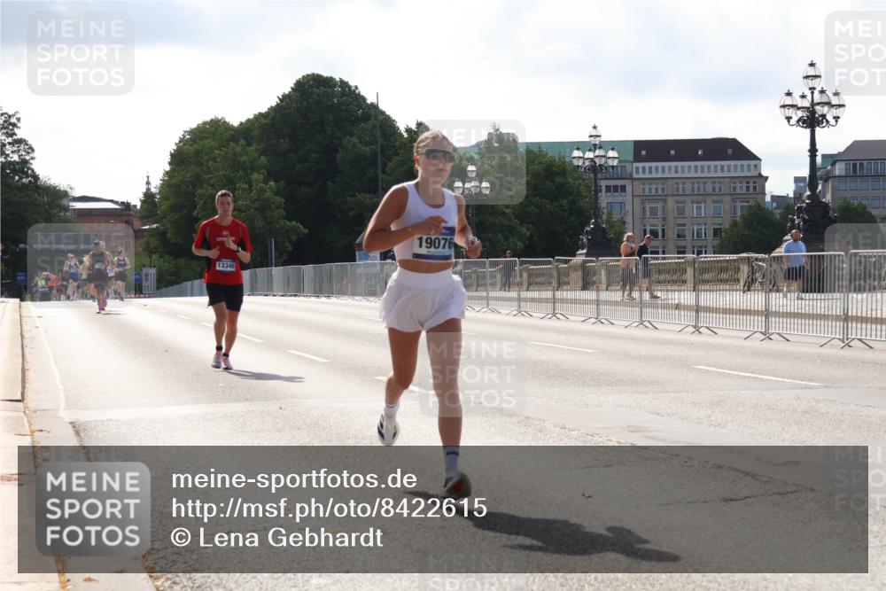 29.06.2025 - hella hamburg halbmarathon Lena Gebhardt http://msf.ph/oto/8422615 29.06.2025 09:42:43 Lombardsbrücke 13346, 19076, 2618, 5612, 7331, 7855, 9269, 10468, 11078, 11228, 12360, 12529, 12992, 13346, 13872, 13913, 14113, 14753, 14836, 15253, 16615, 17614, 18569, 18740, 19041, 19042, 19050, 19076, 19078 meine-sportfotos.de
