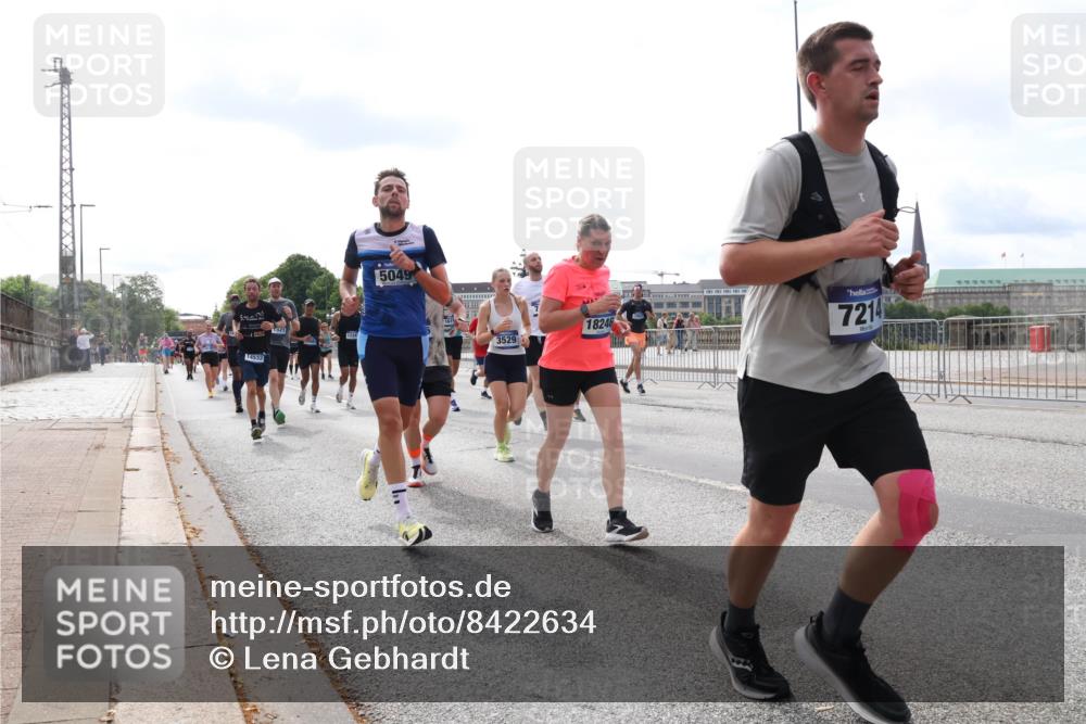 29.06.2025 - hella hamburg halbmarathon Lena Gebhardt http://msf.ph/oto/8422634 29.06.2025 10:18:48 Lombardsbrücke 14532, 5049, 3529, 18246, 7214, 1234, 1349, 1521, 1820, 2096, 2703, 2781, 2802, 2821, 3026, 3105, 3118, 3202, 3529, 3591, 3592, 3631, 4123, 4383, 4718, 4802, 4845, 5049, 5264, 5266, 5323, 5834, 5909, 5910, 6194, 6249, 6332, 6413, 6533, 6736, 7051, 7121, 7160, 7214, 7252, 7454, 8341, 8665, 8780, 9222, 9270, 9272, 9276, 9505, 9549, 9586, 9658, 9748, 9756, 9757, 10037, 10172, 10467, 10502, 10659, 10687, 10816, 12541, 12548, 12552, 12703, 13341 meine-sportfotos.de
