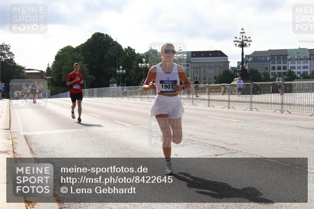 29.06.2025 - hella hamburg halbmarathon Lena Gebhardt http://msf.ph/oto/8422645 29.06.2025 09:42:43 Lombardsbrücke 13346, 1907, 2618, 5612, 7331, 7855, 9269, 10468, 11078, 11228, 12360, 12529, 12992, 13346, 13872, 13913, 14113, 14753, 14836, 15253, 16615, 17614, 18569, 18740, 19041, 19042, 19050, 19076, 19078 meine-sportfotos.de