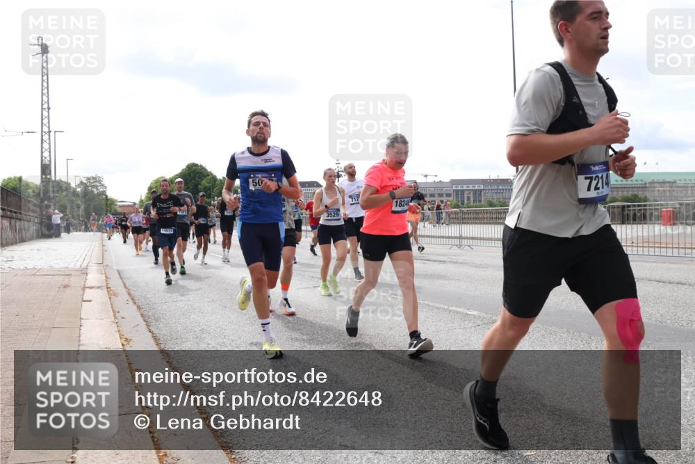 29.06.2025 - hella hamburg halbmarathon Lena Gebhardt http://msf.ph/oto/8422648 29.06.2025 10:18:48 Lombardsbrücke 1521, 14532, 50, 3529, 712, 18246, 7214, 1234, 1349, 1521, 1820, 2096, 2703, 2781, 2802, 2821, 3026, 3105, 3118, 3202, 3529, 3591, 3592, 3631, 4123, 4383, 4718, 4802, 4845, 5049, 5264, 5266, 5323, 5834, 5909, 5910, 6194, 6249, 6332, 6413, 6533, 6736, 7051, 7121, 7160, 7214, 7252, 7454, 8341, 8665, 8780, 9222, 9270, 9272, 9276, 9505, 9549, 9586, 9658, 9748, 9756, 9757, 10037, 10172, 10467, 10502, 10659, 10687, 10816, 12541, 12548, 12552, 12703, 13341 meine-sportfotos.de