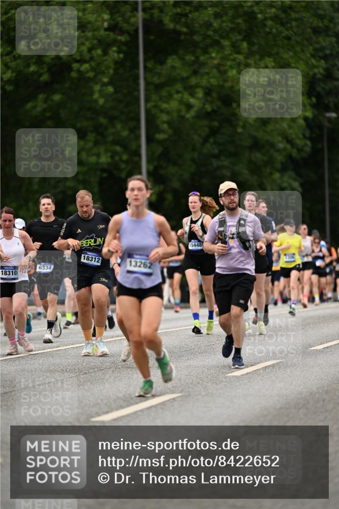 29.06.2025 - hella hamburg halbmarathon Dr. Thomas Lammeyer http://msf.ph/oto/8422652 29.06.2025 10:48:19 Kennedybrücke 1400, 1459, 1816, 2258, 2343, 2733, 3597, 4636, 4866, 5001, 5192, 5201, 5214, 5649, 5902, 5905, 6096, 6226, 6334, 6931, 7197, 7205, 8504, 9704, 9879, 10006, 10097, 10220, 11093, 11279 meine-sportfotos.de