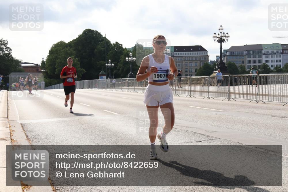 29.06.2025 - hella hamburg halbmarathon Lena Gebhardt http://msf.ph/oto/8422659 29.06.2025 09:42:44 Lombardsbrücke 13346, 19076, 2618, 5612, 7331, 7855, 9269, 10468, 11078, 11228, 12360, 12529, 12992, 13346, 13872, 13913, 14113, 14753, 14836, 15253, 16615, 17614, 18569, 18740, 19041, 19042, 19050, 19076, 19078 meine-sportfotos.de