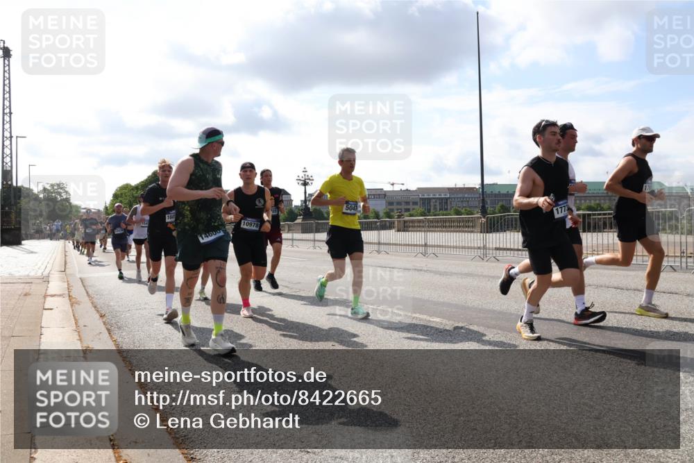 29.06.2025 - hella hamburg halbmarathon Lena Gebhardt http://msf.ph/oto/8422665 29.06.2025 09:51:59 Lombardsbrücke 14600, 10978, 1057, 1312, 1353, 1520, 1569, 1570, 1604, 1631, 1763, 1903, 2653, 2880, 3305, 3437, 3697, 4297, 4634, 4843, 4865, 4991, 5014, 5047, 5129, 5231, 5336, 5375, 5410, 5690, 5987, 6373, 6490, 6700, 6705, 6711, 6770, 7092, 7105, 7185, 7363, 7710, 8074, 8346, 8359, 8564, 8871, 8900, 9114, 9358, 9364, 9547, 9659, 10319, 10375, 10480, 10669, 10691, 10934, 10978, 11021, 11417, 11714, 11821, 12438, 12623, 12711 meine-sportfotos.de