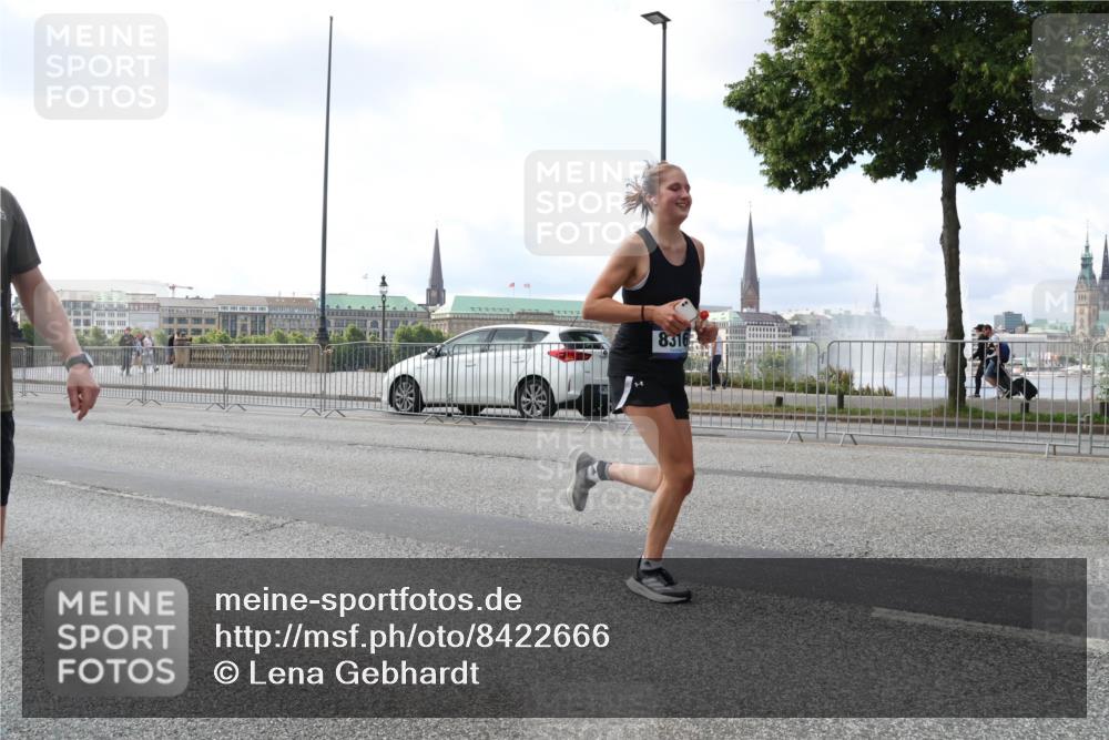 29.06.2025 - hella hamburg halbmarathon Lena Gebhardt http://msf.ph/oto/8422666 29.06.2025 10:06:01 Lombardsbrücke 8316, 1229, 1448, 1830, 1842, 2471, 2540, 2624, 3062, 3461, 3929, 4169, 4542, 4782, 4868, 5431, 5762, 6014, 6314, 7138, 7741, 8051, 8316, 8894, 8909, 9339, 9361, 9477, 9736, 9737, 9738, 9917, 10781, 10791, 10998, 11958, 13042, 13054, 13481, 14369, 14987, 15145, 15229, 15537, 15766, 15772, 16441, 16687, 17239, 17731, 17740, 17746, 17885, 18768, 18857, 18966, 18973, 19248 meine-sportfotos.de