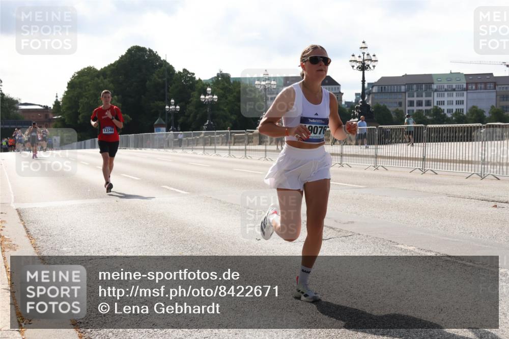 29.06.2025 - hella hamburg halbmarathon Lena Gebhardt http://msf.ph/oto/8422671 29.06.2025 09:42:44 Lombardsbrücke 13346, 9076, 2618, 5612, 7331, 7855, 9269, 10468, 11078, 11228, 12360, 12529, 12992, 13346, 13872, 13913, 14113, 14753, 14836, 15253, 16615, 17614, 18569, 18740, 19041, 19042, 19050, 19076, 19078 meine-sportfotos.de