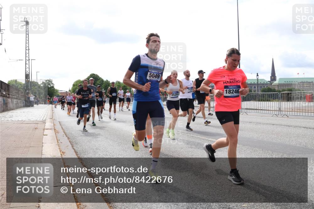 29.06.2025 - hella hamburg halbmarathon Lena Gebhardt http://msf.ph/oto/8422676 29.06.2025 10:18:48 Lombardsbrücke 5, 21, 14532, 1234, 5049, 3529, 7121, 18246, 1234, 1349, 1521, 1820, 2096, 2703, 2781, 2802, 2821, 3026, 3105, 3118, 3202, 3529, 3591, 3592, 3631, 4123, 4383, 4718, 4802, 4845, 5049, 5264, 5266, 5323, 5834, 5909, 5910, 6194, 6249, 6332, 6413, 6533, 6736, 7051, 7121, 7160, 7214, 7252, 7454, 8341, 8665, 8780, 9222, 9270, 9272, 9276, 9505, 9549, 9586, 9658, 9748, 9756, 9757, 10037, 10172, 10467, 10502, 10659, 10687, 10816, 12541, 12548, 12552, 12703, 13341 meine-sportfotos.de