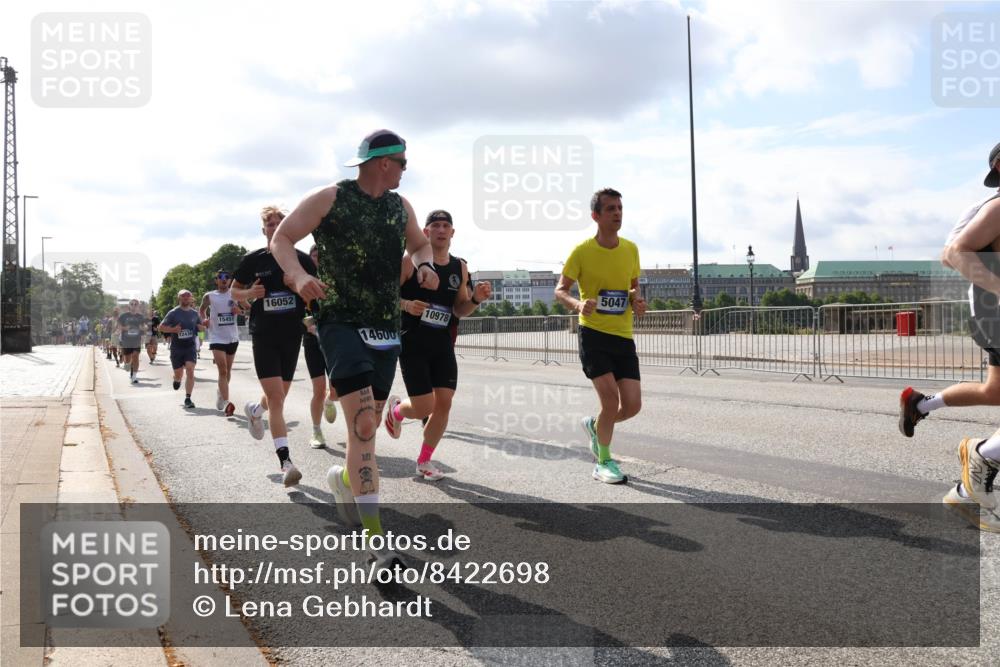 29.06.2025 - hella hamburg halbmarathon Lena Gebhardt http://msf.ph/oto/8422698 29.06.2025 09:52:00 Lombardsbrücke 16052, 14600, 1057, 1312, 1353, 1520, 1569, 1570, 1604, 1631, 1763, 1903, 2653, 2880, 3305, 3437, 3697, 4297, 4634, 4843, 4865, 4991, 5014, 5047, 5129, 5231, 5336, 5375, 5410, 5690, 5987, 6373, 6490, 6700, 6705, 6711, 6770, 7092, 7105, 7185, 7363, 7710, 8074, 8346, 8359, 8564, 8871, 8900, 9114, 9358, 9364, 9444, 9547, 9659, 10319, 10375, 10480, 10669, 10691, 10934, 10978, 11021, 11417, 11714, 11821, 12438, 12623, 12711, 13728 meine-sportfotos.de