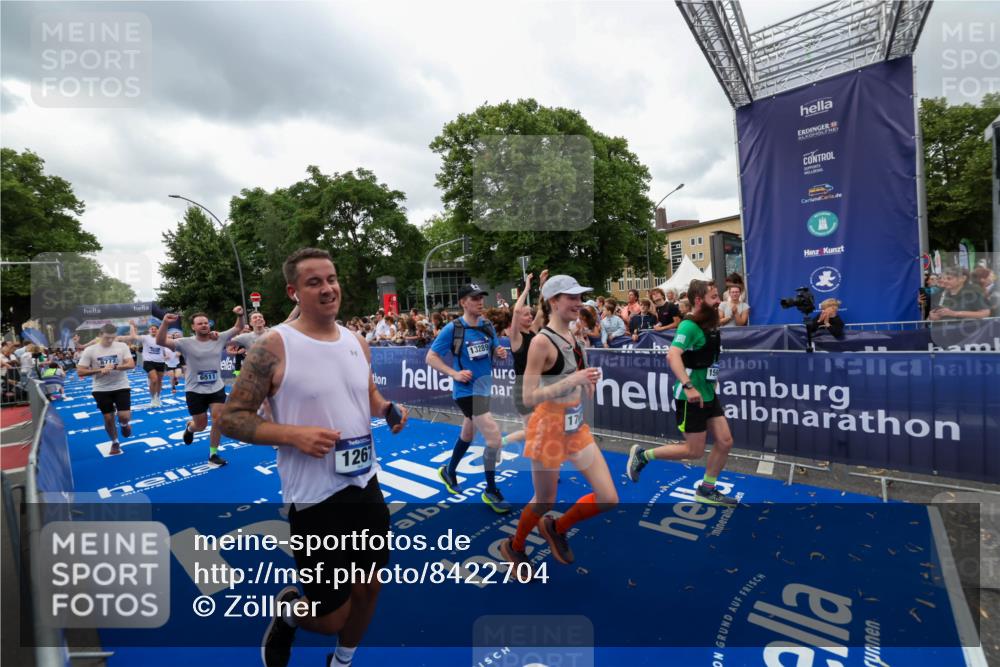 29.06.2025 - hella hamburg halbmarathon Zöllner http://msf.ph/oto/8422704 29.06.2025 10:54:28 Ziel 1267, 1442, 3426, 4635, 4868, 6511, 6512, 7129, 8772, 11009, 11797, 11799, 12321, 12362, 13289, 15946, 16327, 16879, 17698, 18268, 19067 meine-sportfotos.de