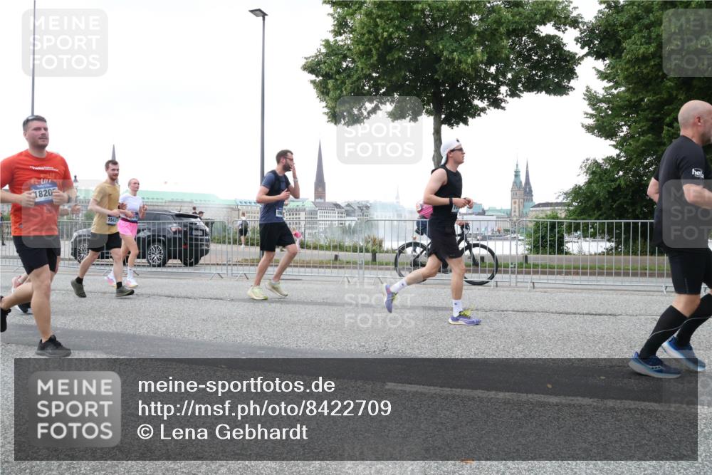 29.06.2025 - hella hamburg halbmarathon Lena Gebhardt http://msf.ph/oto/8422709 29.06.2025 10:52:52 Lombardsbrücke 1820, 1543, 1369, 1826, 2146, 2291, 2362, 2420, 2528, 2701, 2983, 2988, 3140, 3227, 3787, 4591, 4626, 4729, 5360, 6135, 6521, 6671, 7032, 7511, 7681, 7737, 7812, 8641, 9068, 9070, 9103, 9545, 10055, 10080, 10392, 10417, 10568, 10600, 10661, 10879, 10928, 10981, 11297, 11520, 11524, 11919, 12127, 12128, 12994, 13489, 13916, 13917, 14009, 14765, 14807, 14977, 14979, 16137 meine-sportfotos.de