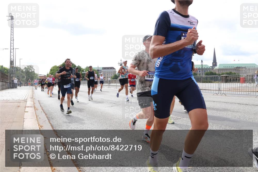 29.06.2025 - hella hamburg halbmarathon Lena Gebhardt http://msf.ph/oto/8422719 29.06.2025 10:18:49 Lombardsbrücke 14532, 1588, 12347, 1833, 1234, 1349, 1521, 1820, 2096, 2703, 2781, 2802, 2821, 3026, 3105, 3118, 3202, 3529, 3591, 3592, 3631, 4123, 4383, 4718, 4802, 4845, 5049, 5264, 5266, 5323, 5834, 5909, 5910, 6194, 6249, 6332, 6413, 6533, 6736, 7051, 7121, 7160, 7214, 7252, 7454, 8341, 8665, 8780, 9222, 9270, 9272, 9276, 9505, 9549, 9586, 9658, 9748, 9756, 9757, 10037, 10172, 10467, 10502, 10659, 10687, 10816, 12541, 12548, 12552, 12703, 13341 meine-sportfotos.de